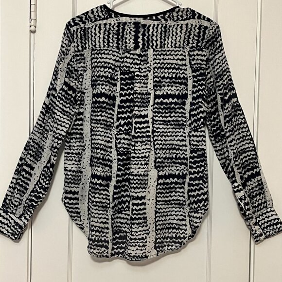 Trina Turk silk printed button up shirt blouse size small career quiet luxury - Picture 3 of 7